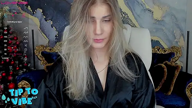 Snapshot of CassandraGood chatting on December 19, 11:46 pm CassandraGood online show from December 19, 11:46 pm