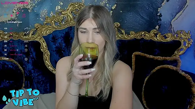 Snapshot of CassandraGood chatting on January 3, 10:19 pm CassandraGood online show from January 3, 10:19 pm