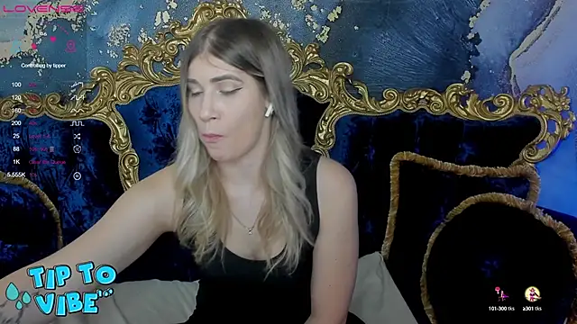 Snapshot of CassandraGood chatting on January 4, 1:21 am CassandraGood online show from January 4, 1:21 am