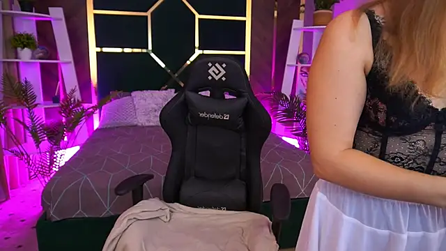 Snapshot of CassandraGood chatting on September 23, 8:39 am CassandraGood online show from September 23, 8:39 am