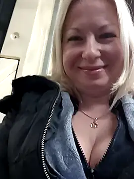 Snapshot of Arina_smiles chatting on December 8, 1:47 pm Arina smiles online show from December 8, 1:47 pm
