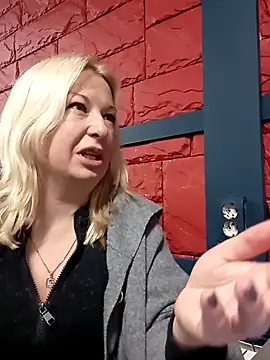 Snapshot of Arina_smiles chatting on December 8, 4:50 pm Arina smiles online show from December 8, 4:50 pm