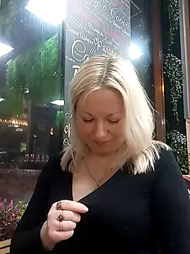 Snapshot of Arina_smiles chatting on December 20, 6:35 pm Arina smiles online show from December 20, 6:35 pm