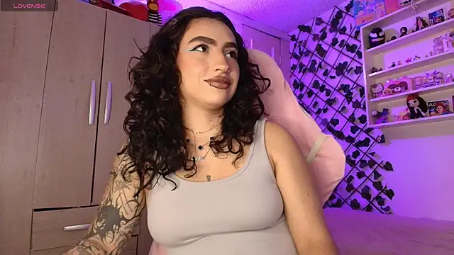 Snapshot of valenor_ chatting on June 3, 3:09 am valenor online show from June 3, 3:09 am