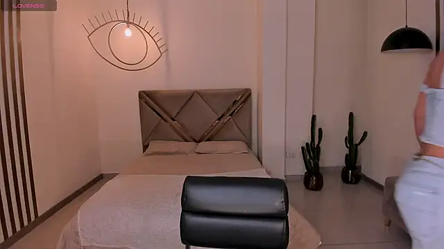 MollyJones  online show from June 30, 7:04 pm
