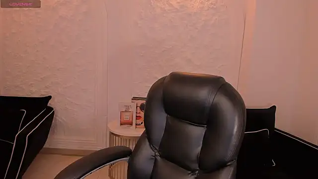 MollyJones  online show from July 5, 12:01 pm