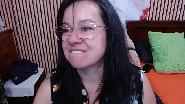 Snapshot of Sonialorens_ chatting on October 17, 9:50 pm Sonialorens  online show from October 17, 9:50 pm