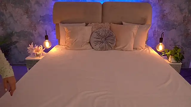 MirandaHobbs online show from November 10, 8:46 am