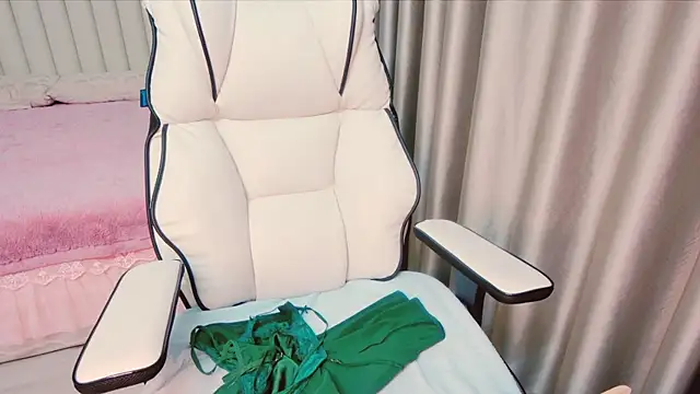 Snapshot of Girl__Funny chatting on December 29, 5:01 pm Girl  Funny online show from December 29, 5:01 pm