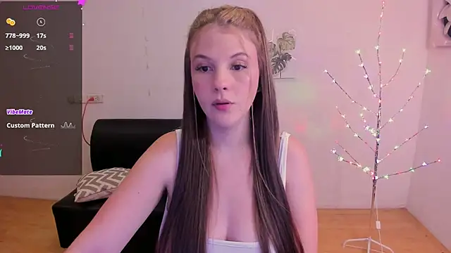 Snapshot of MillySandlerr chatting on December 19, 11:03 pm MillySandlerr online show from December 19, 11:03 pm