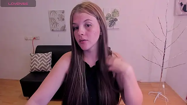 Snapshot of MillySandlerr chatting on December 24, 4:33 am MillySandlerr online show from December 24, 4:33 am