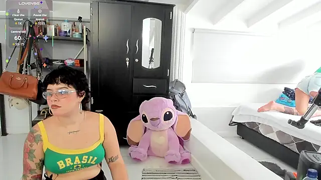 Snapshot of Amy_art chatting on April 24, 9:39 pm Amy art online show from April 24, 9:39 pm