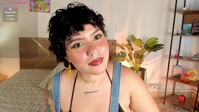 Snapshot of Amy_art chatting on May 13, 9:22 pm Amy art online show from May 13, 9:22 pm
