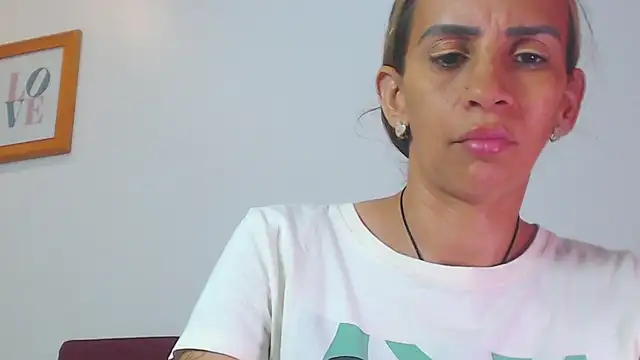 Snapshot of Amber_Moore chatting on June 24, 6:29 pm Amber Moore online show from June 24, 6:29 pm