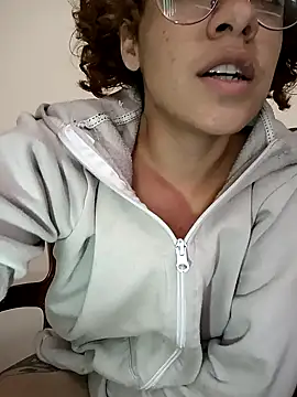 Snapshot of EmmaMelissa0521 chatting on February 8, 8:10 pm EmmaMelissa0521 online show from February 8, 8:10 pm