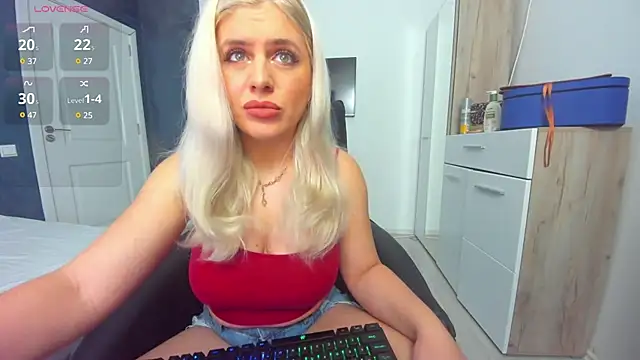 Snapshot of innocent_eva1 chatting on December 24, 1:06 am innocent eva1 online show from December 24, 1:06 am