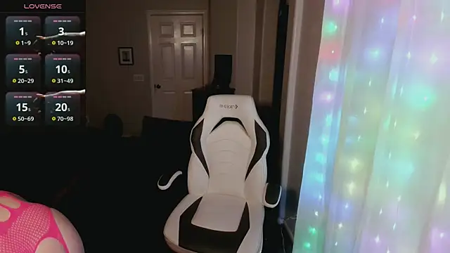 britteebee online show from November 25, 9:09 am