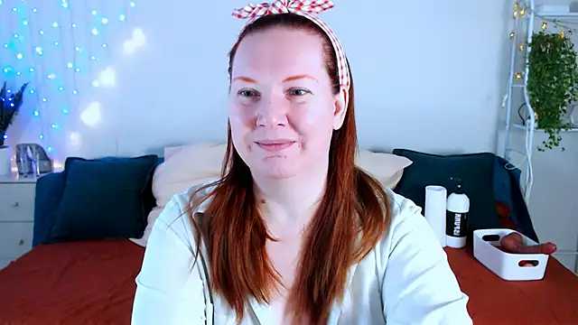 Snapshot of GoddessLara chatting on December 3, 1:13 am GoddessLara online show from December 3, 1:13 am