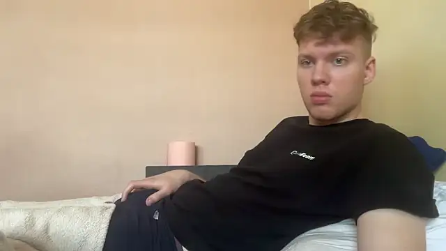 Snapshot of sexybooii6968 chatting on June 7, 9:24 am sexybooii6968 online show from June 7, 9:24 am