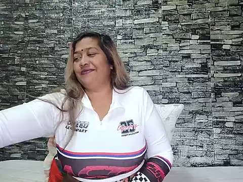 Snapshot of Mammabear_4u chatting on June 14, 5:37 pm Mammabear 4u online show from June 14, 5:37 pm