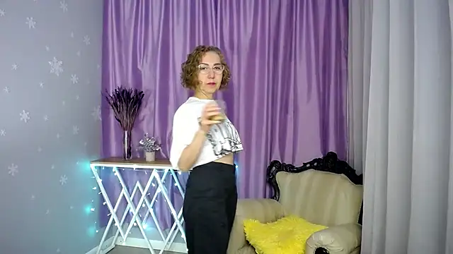 Snapshot of queen_a_n_i chatting on June 28, 8:20 am queen a n i online show from June 28, 8:20 am