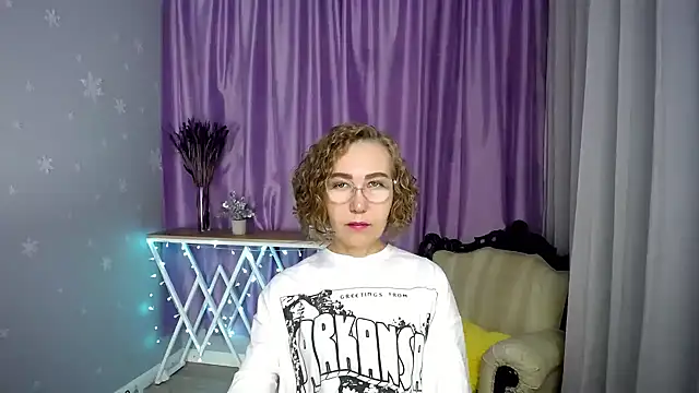 Snapshot of queen_a_n_i chatting on June 29, 8:53 am queen a n i online show from June 29, 8:53 am