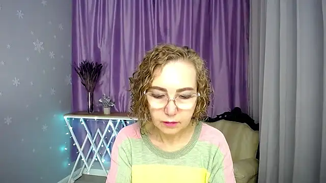 Snapshot of queen_a_n_i chatting on July 4, 7:03 am queen a n i online show from July 4, 7:03 am