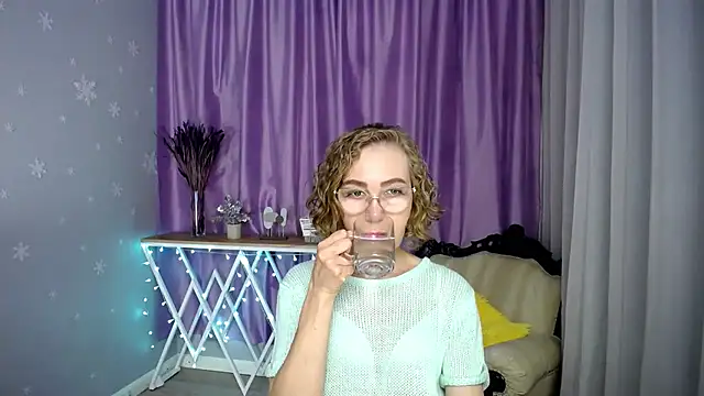 Snapshot of queen_a_n_i chatting on July 11, 5:54 am queen a n i online show from July 11, 5:54 am