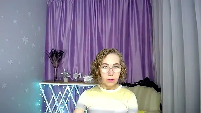 Snapshot of queen_a_n_i chatting on July 13, 7:11 am queen a n i online show from July 13, 7:11 am