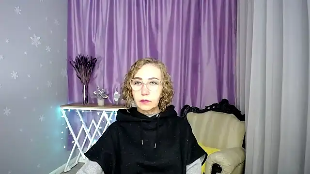Snapshot of queen_a_n_i chatting on July 18, 8:18 am queen a n i online show from July 18, 8:18 am