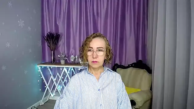 Snapshot of queen_a_n_i chatting on July 22, 6:16 am queen a n i online show from July 22, 6:16 am