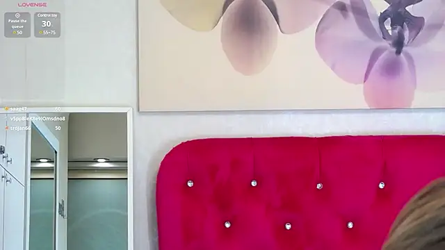 LoraDelNiro online show from February 6, 7:40 pm