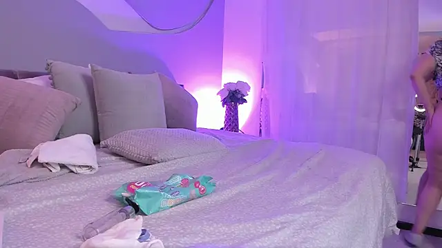 Snapshot of Nicolle_W chatting on February 8, 3:31 pm Nicolle W online show from February 8, 3:31 pm