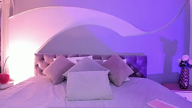 Snapshot of Nicolle_W chatting on March 1, 12:01 pm Nicolle W online show from March 1, 12:01 pm