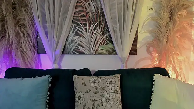 Nicolle W online show from April 18, 9:24 am