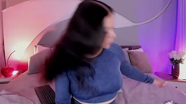 Nicolle W online show from April 21, 11:49 am