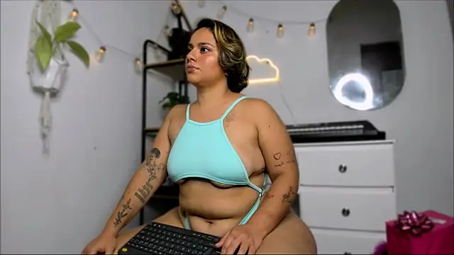 Snapshot of susy_angel chatting on December 19, 2:56 am susy angel online show from December 19, 2:56 am