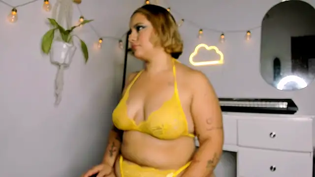 Snapshot of susy_angel chatting on March 6, 12:32 am susy angel online show from March 6, 12:32 am