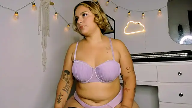 Snapshot of susy_angel chatting on March 10, 1:45 am susy angel online show from March 10, 1:45 am