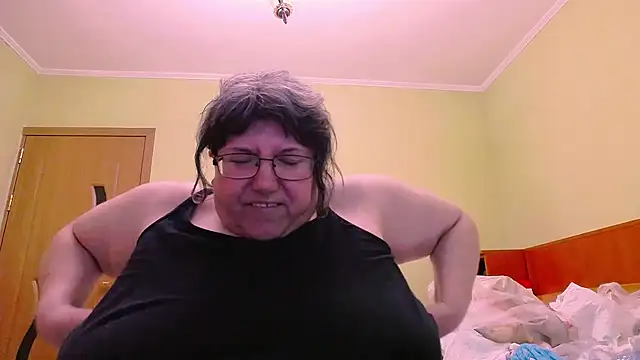 Snapshot of HugeTits chatting on December 12, 7:04 pm HugeTits online show from December 12, 7:04 pm