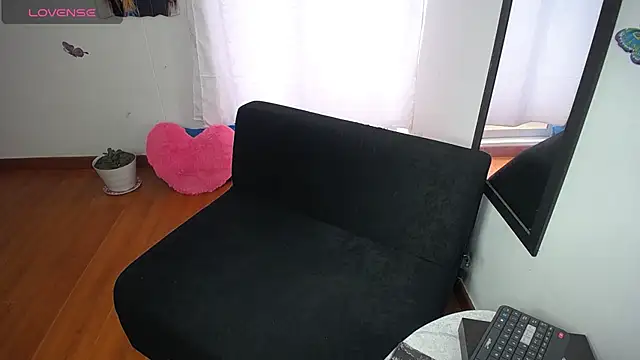 Snapshot of sexylatina001 chatting on October 16, 2:18 pm sexylatina001 online show from October 16, 2:18 pm