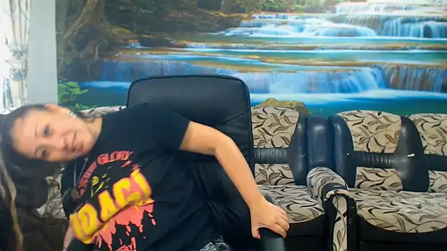 MoistMady online show from October 8, 7:06 am