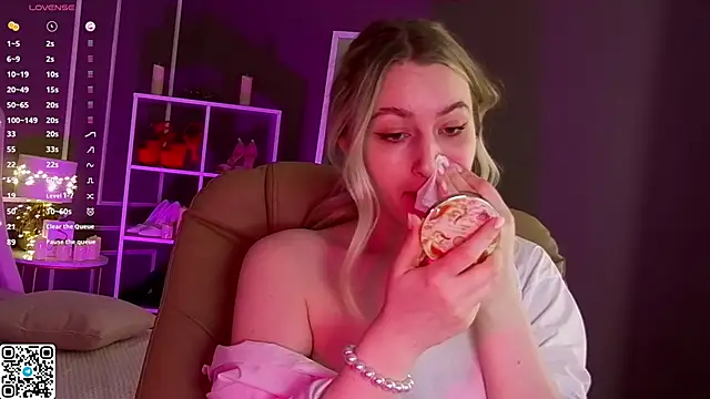 Snapshot of elinanortas chatting on March 5, 4:13 am elinanortas online show from March 5, 4:13 am