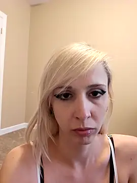 Snapshot of AmethystFoxx chatting on October 21, 9:04 pm AmethystFoxx online show from October 21, 9:04 pm