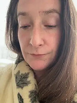 Mini And The Bear online show from April 4, 5:10 pm