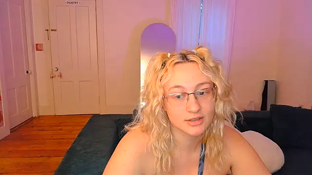 Snapshot of ashleyblaydex chatting on June 22, 6:10 am ashleyblaydex online show from June 22, 6:10 am