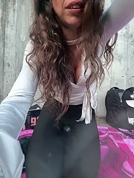 amanilouve online show from April 21, 6:12 pm