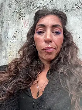 amanilouve online show from April 22, 1:23 pm