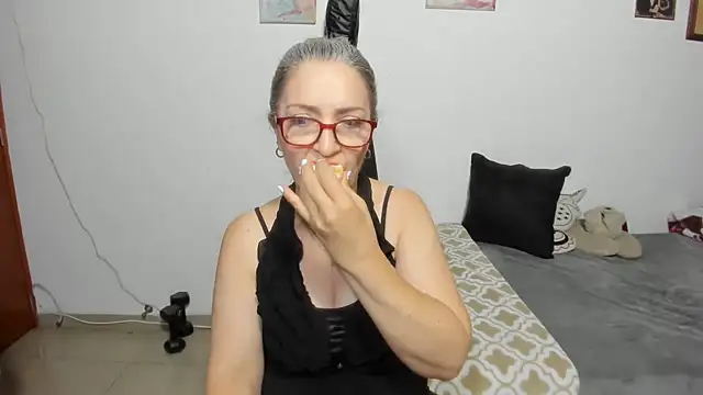 D-yanamilf online show from October 16, 8:15 am