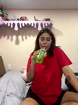 Snapshot of Juliana_News chatting on December 4, 1:47 am Juliana News online show from December 4, 1:47 am